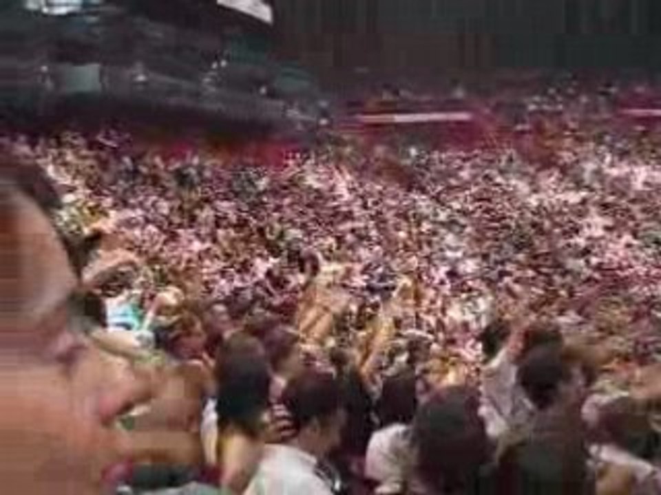 Une ola dans tout Bercy en attendant le début du concert