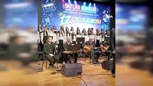 Sesi duyanlar inanamadı! Okul müdürü sahneye çıktı, Barış Manço sandılar