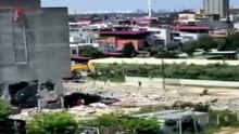 Apartmanın yıkımı sırasında, kaldırımdaki kadın enkaz altında kalmaktan son anda kurtuldu