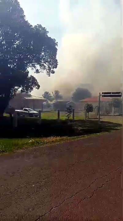 Incêndio em vegetação ameaça casas na zona rural de Altônia