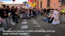 Protesta degli studenti a Bologna: pomodori contro i fantocci di Meloni e ministri