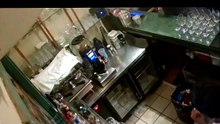 Vídeo mostra momento em que Ed Motta jogando cadeira durante confusão em restaurante; assista