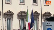 La bandiera libica viene sistemata sul balcone di Palazzo Chigi per la visita del premier Dbeibeh