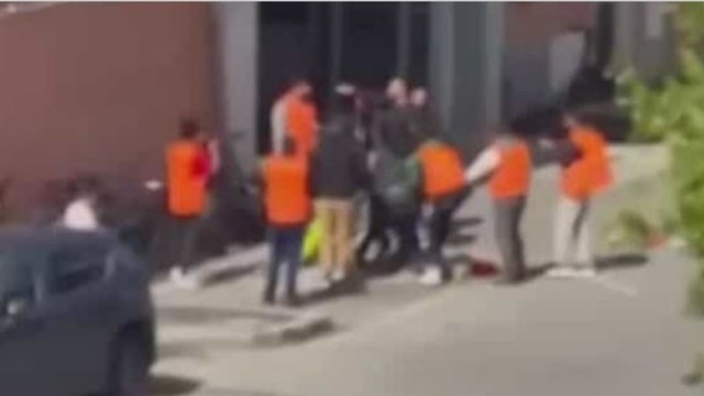 Aggressione di un sindacalista a Prato durante lo sciopero alla stamperia: il video