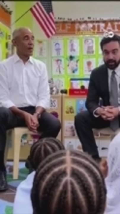 مشهد غير معتاد..أوباما وممداني يغنيان للأطفال