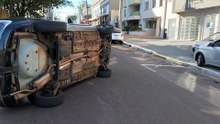 Prisma tomba após colisão com outro Prisma na Rua Paraná