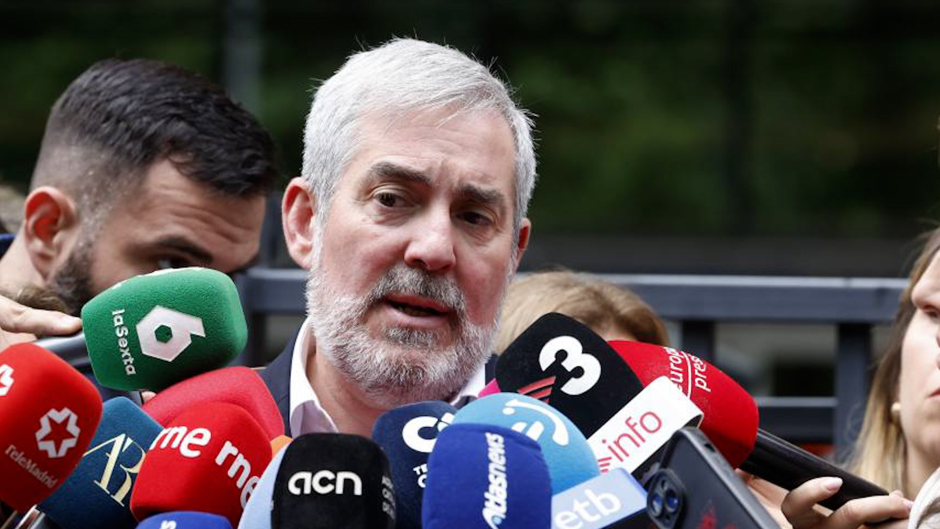 Clavijo logra que el barco del hantavirus fondee lejos del puerto tras reunirse con dos ministros