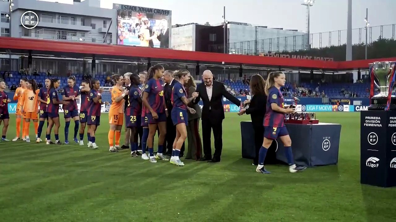 Las jugadoras del FC Barcelona reciben el trofeo de campeonas de la Liga F