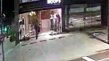 Vídeo: homem estoura fachada de vidro e invade loja de roupas em Cascavel