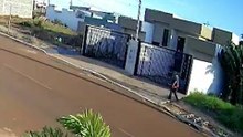 Vídeo mostra ladrão chegando à residência para cometer assalto