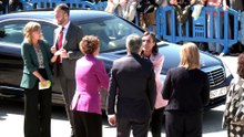 La Reina Letizia confirma su idilio con las blusas con lazada y rescata su ideal blazer rosa