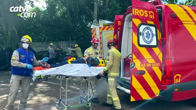 Caminhonete bate em árvore e carro para em cima da calçada após acidente em Cascavel