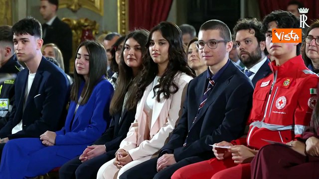 Mattarella premia gli Alfieri della Repubblica: Adulti ignorano disagio dei giovani