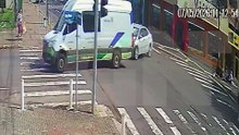 Vídeo registra forte colisão entre Corolla e Van no Centro de Cascavel