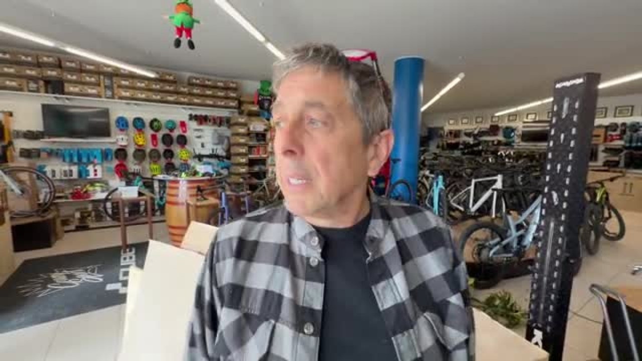 Spaccata nel negozio di biciclette Crazy Sport: «Usato un furgone come ariete»
