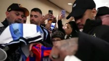 La 'surrealista' bienvenida a Neymar en Argentina: recibió hasta 8 camisetas de fútbol