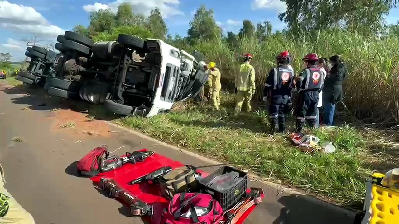 Motorista fica preso às ferragens após tombamento de carreta em Umuarama
