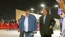 لحظة وصول حمدي الوزير وبيومي فؤاد إلى عزاء هاني شاكر