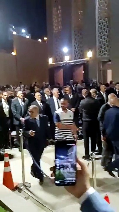 انتهاء عزاء الفنان هاني شاكر بعد مشاركة مئات النجوم والفنانين