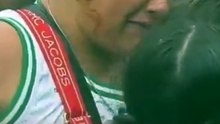 🌍 Una madre y su hija fueron captadas llorando y abrazándose al ver a BTS desde el Zócalo de la CDMX el 6 de mayo. Aunque no tenían boletos para el Estadio GNP, lograron vivir un momento inolvidable. El video ya es viral a nivel mundial.