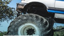 Conductora pierde el control de monster truck