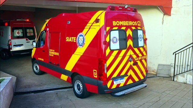 Colisão entre mobilete e patinete elétrico deixa duas adolescentes feridas no Santa Cruz