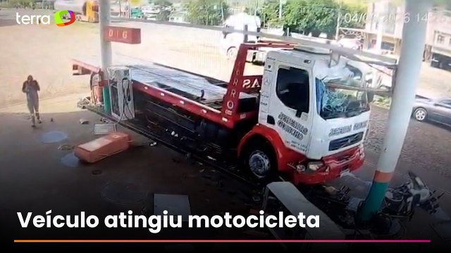 Caminhão invade posto de combustível e quase atinge homem em SC