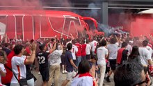 La afición del Sevilla volvió a brindarle un recibimiento multitudinario al equipo