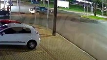 Vídeo: motorista fazer retorno proibido e causa acidente em Cascavel