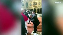 Napoli, la mamma di Domenico saluta il Papa in Cattedrale
