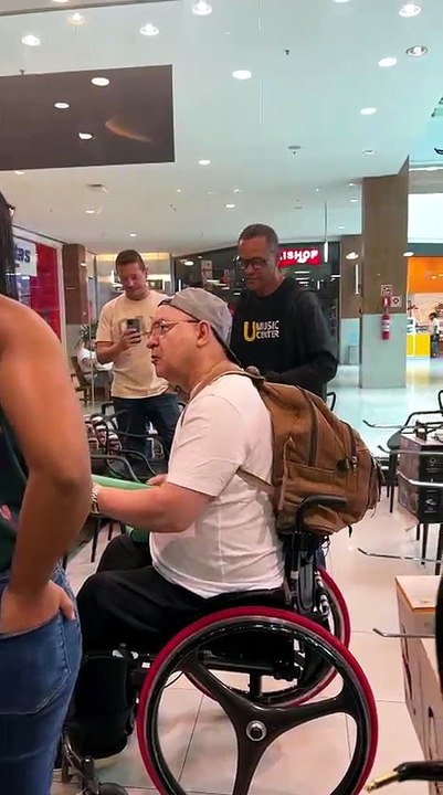 VÍDEO: Herbert Vianna é flagrado tocando para f...