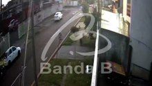 Vídeo mostra ônibus ligeirinho avançando preferencial antes de atingir motociclista