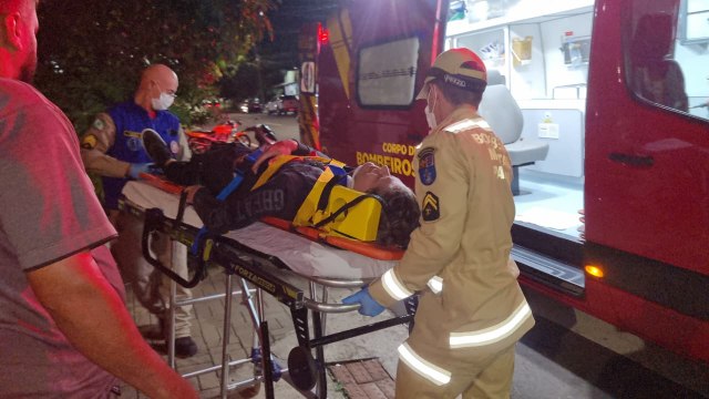 Motociclista fica ferido após colisão com carro no Bairro Santa Cruz, em Cascavel