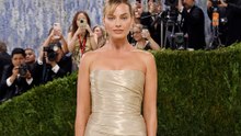 マーゴット・ロビー、メットガラで着用したシャネルドレスは制作に761時間！