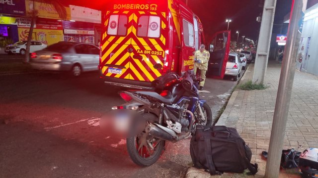 Batida entre Strada e moto deixa rapaz ferido em Cascavel; após acidente motorista foge do local