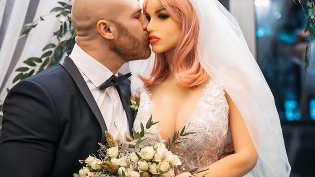 Se divorció de su muñeca inflable luego de una “pelea”
