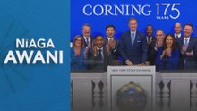 S&P 500 ends down as chip stocks give up gains