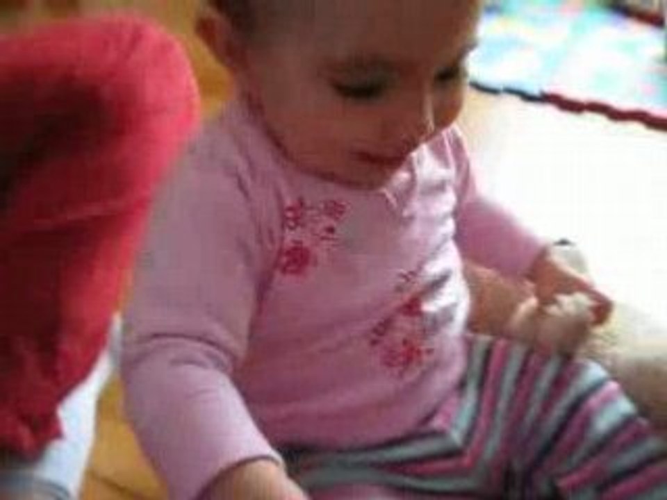 Luna jugando en cuna