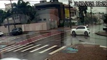 Câmera flagra motociclista sendo arremessado em acidente no Maria Luiza