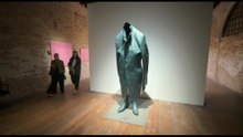 Erwin Wurm al Museo Fortuny: sogni e corpi della nostra società
