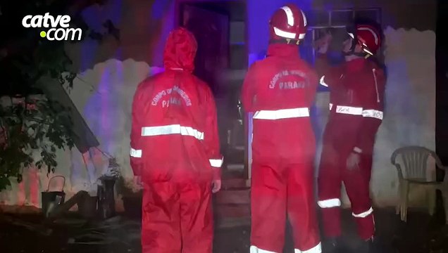 Casas são atingidas por árvores durante chuva com ventos nesta madrugada em Cascavel