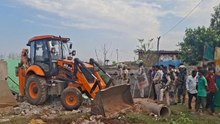 वन भूमि पर अतिक्रमण कर बने 20 मकानों पर चला बुलडोजर, भारी संख्या में लगाए गए पुलिस फोर्स