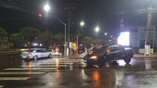 Mulher fica ferida e motorista é detido após acidente no cruzamento da Av Tancredo Neves com a Rua Cuiabá