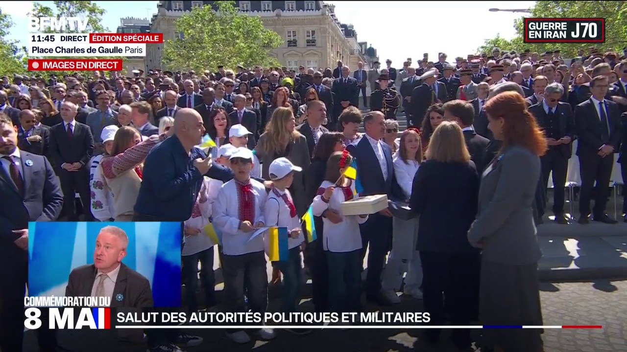 Emmanuel Macron salue des enfants ukrainiens lors des commémorations du 8-Mai