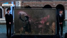 La escultura infantil de Banksy vuelve a ser visible en Venecia tras su restauración.