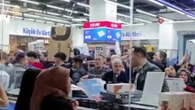 AVM'de mağaza açılışı izdihama dönüştü: Birbirlerini ezdiler!