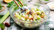 Ensalada de apio, dátiles, nueces y parmesano
