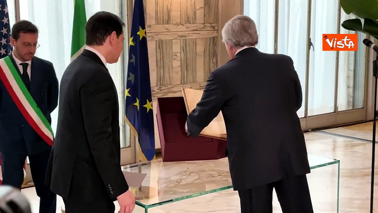 Tajani mostra al segretario di Stato Marco Rubio il libro della Storia di Roma