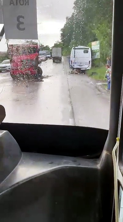 Acidente entre micro-ônibus e caminhão provoca congestionamento em Satuba