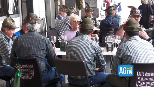 Genova, l'adunata degli Alpini tra polemiche e scuole chiuse: «Molestie? Diciamo solo ciao alle belle signore»